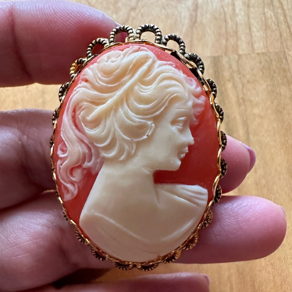 Vintage-like Cameo Lady Brooch